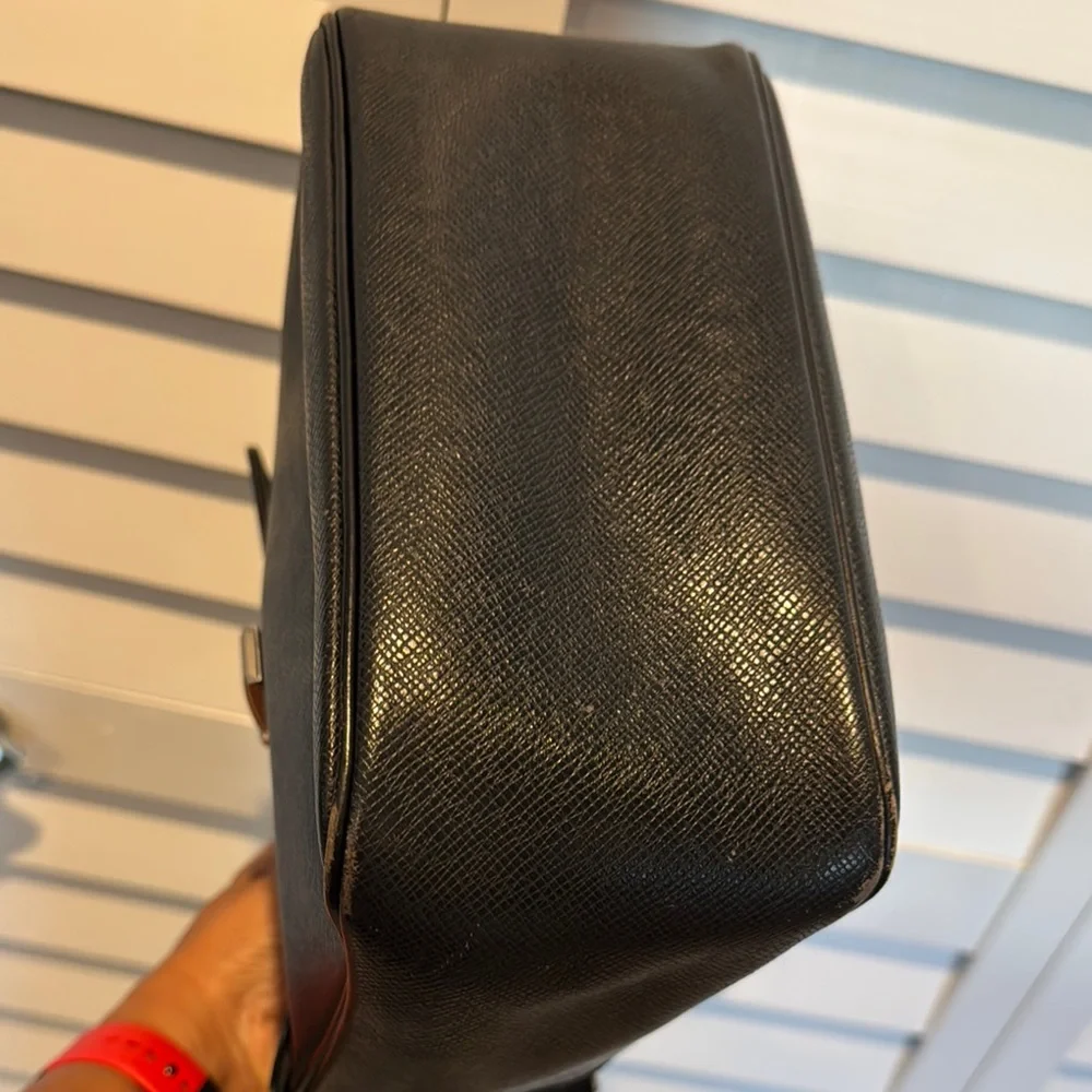 Louis Vuitton Authentic Taiga Yaranga Leather Vintage Bag with Adjustable Strap.